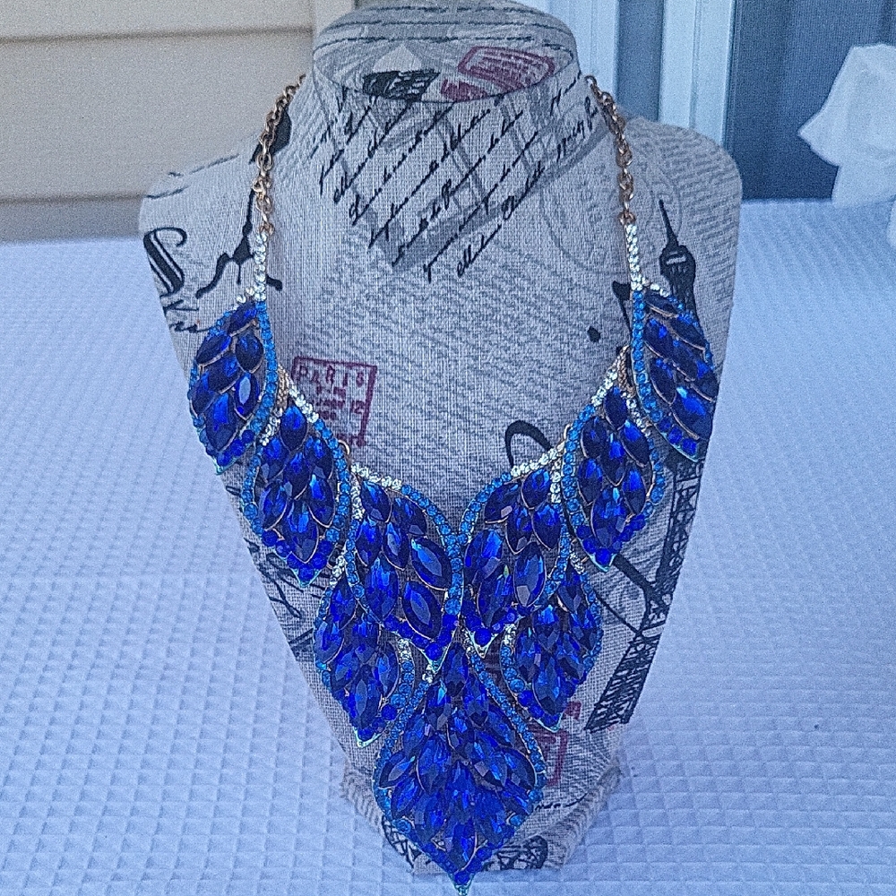Elegant Blue Statement Necklace